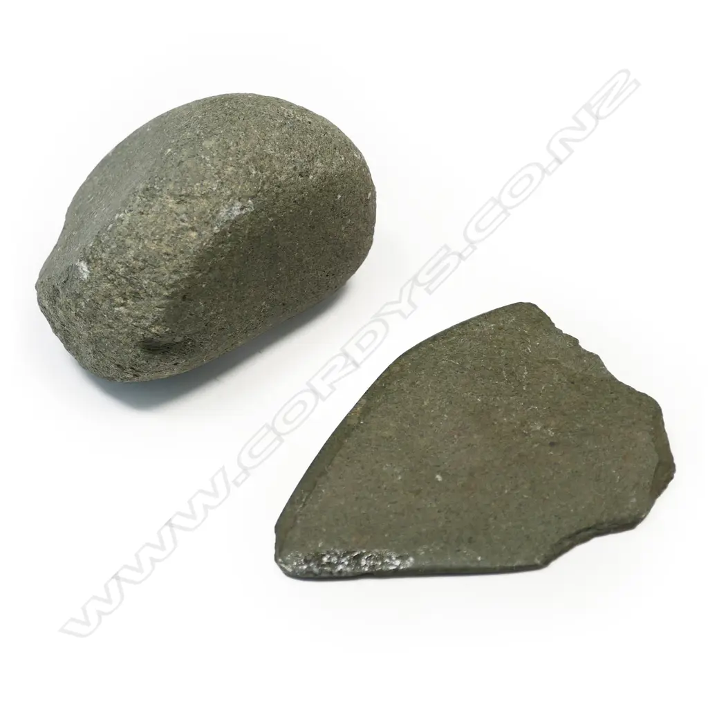 Two Māori stone tools, Image 1++